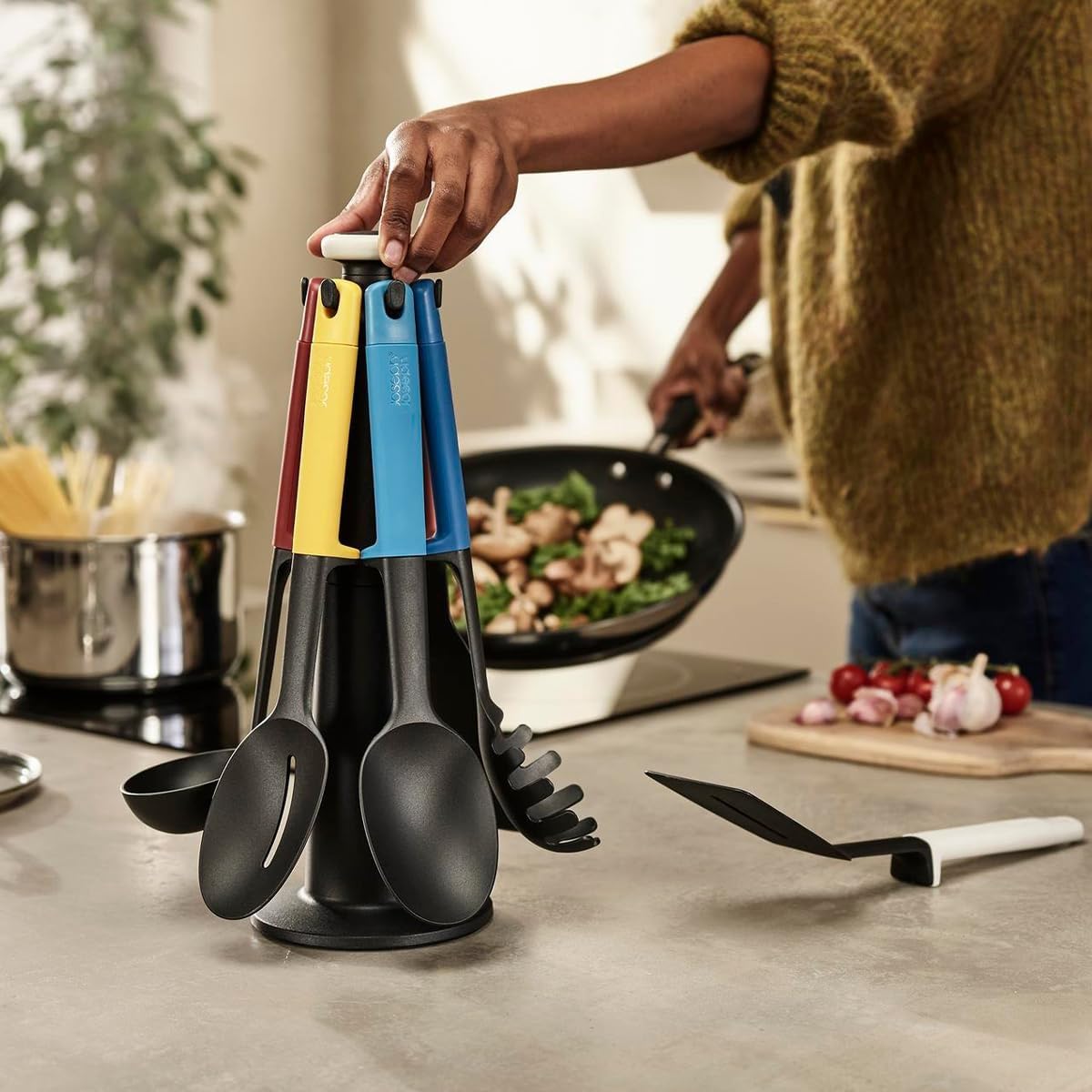 Joseph Joseph Elevate - Kitchen tools & gadgets Carousel 6-Piece Utensil Set with rotating stand, Ergonomic silicone handles, non stick head- Blue Multicolour — image 2